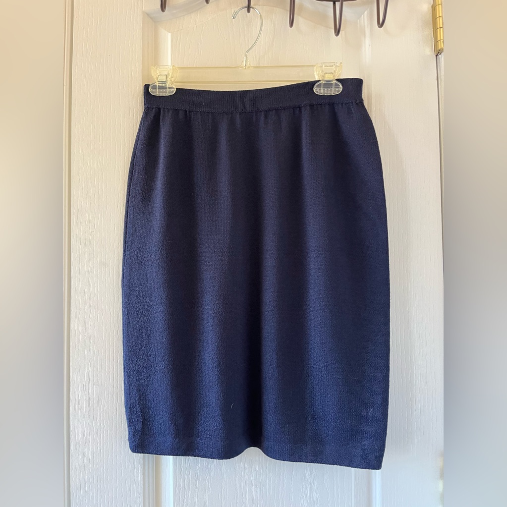St. John Skirt Size 4. Navy Blue